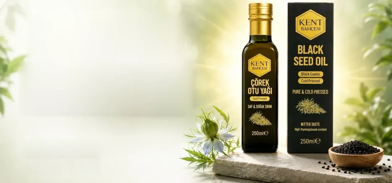Kent Bahçesi soğuk sıkım çörek otu yağı 250 ml şişe ve Black Seed Oil kutusu, çörek otu çiçeği ve tohumlarıyla