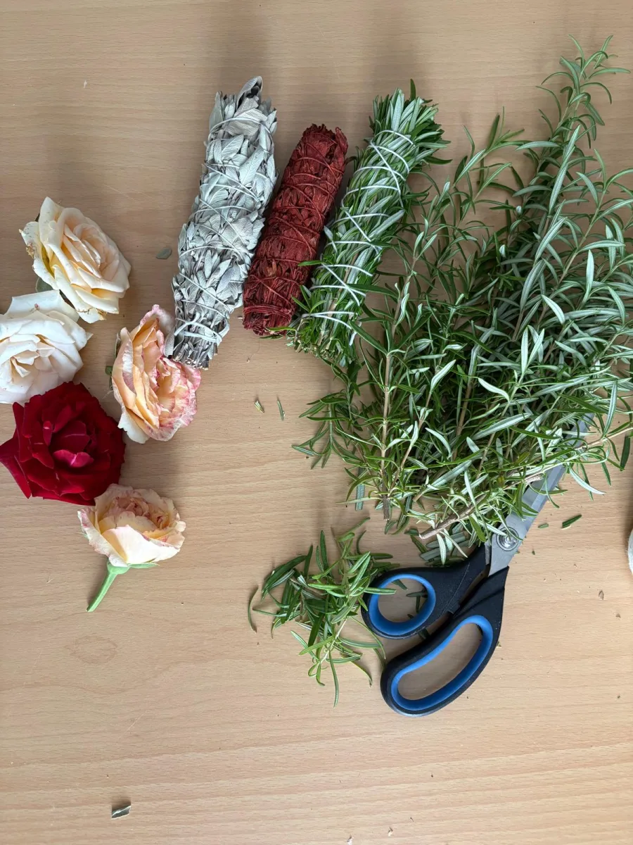 Kent Bahçesi doğal tütsü demetleri - beyaz adaçayı, biberiye ve gül
